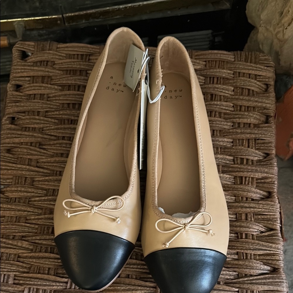 A New Day Women's Tan and Black Ballet Flats